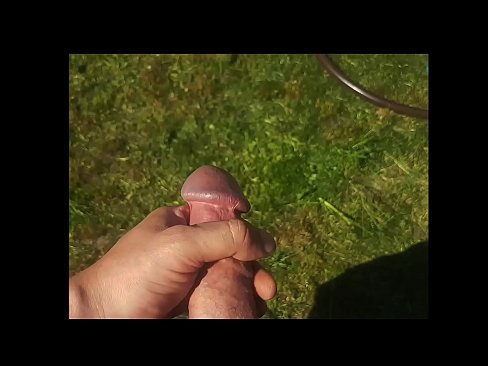 ❤️ Una guapa calenta es folla el seu cony rosa i es corre amb un esquitxat en un jardí d'estiu ❤ Porno preciós a nosaltres ️❤