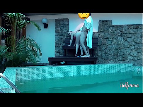 ❤️ El cap convida la criada a la piscina, però no va poder resistir-se a una calor ❤ Porno preciós a nosaltres ️❤
