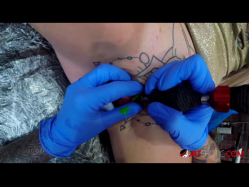 ❤️ La bomba Sully Savage, molt tatuada, es va tatuar al clítoris ❤ Porno preciós a nosaltres ️❤